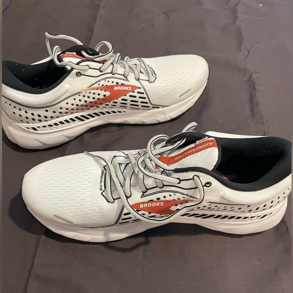 Brooks Men’s size 10.5 ADRENALINE 21. White